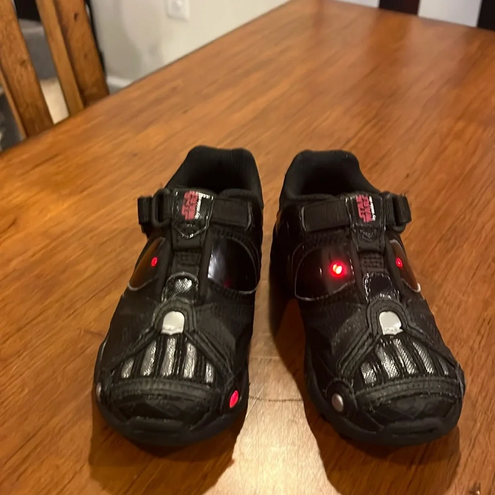 Stride Rite Star Wars Darth Vader Lighted Shoes Sneakers Boys Toddlers 8.5 Wide
